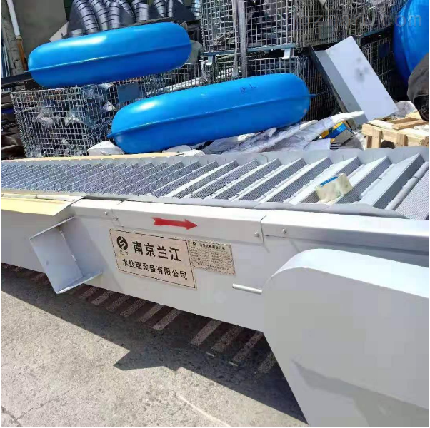 網闆式階梯格栅清(qīng)污機(jī)